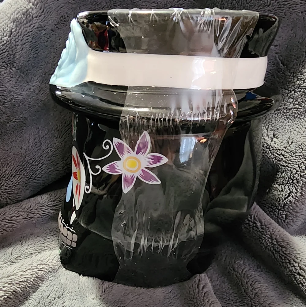 NWT DAY OF THE DEAD SKULL CANISTER/ 💀 CONTAINER. NEVER BEEN OPEN.